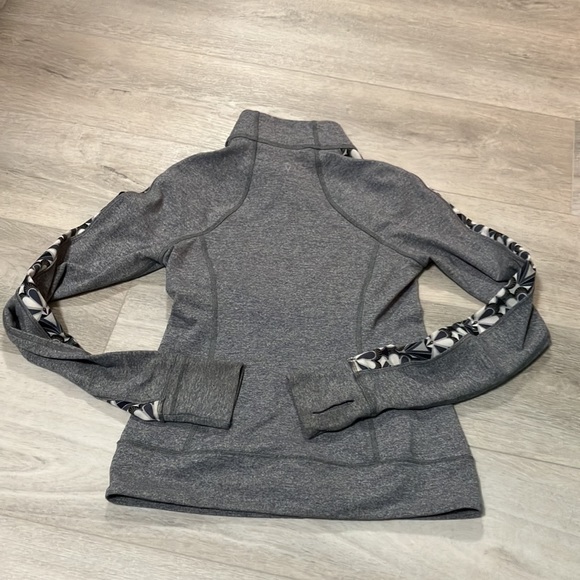 Ivivva, girls 10 , 4 way stretch , zip up yoga top. - Picture 5 of 5